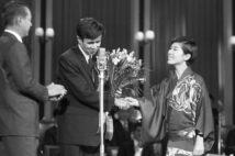 第10回日本レコード大賞にて作詩賞に輝いた星野さん(左)に、祝福の握手をする水前寺(右)