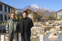 中国雲南省が舞台の映画『単騎、千里を走る。』。名だたる俳優陣、スタッフ陣のもと撮影が行われた(左からチャン・イーモウ監督、高倉さん)