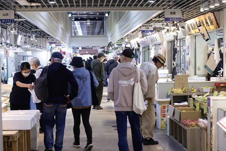 「築地魚河岸」1階には仲卸業者が店を構え、早朝から賑わう