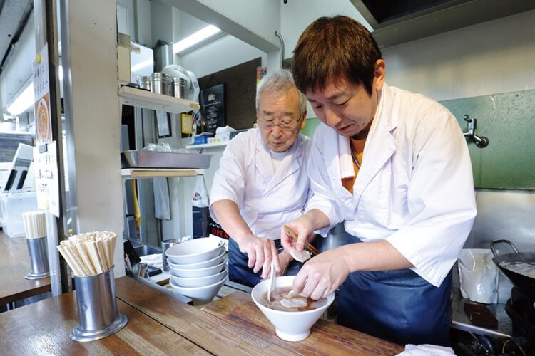 先代である父親と一緒に店を切り盛りする3代目の俊宏さん