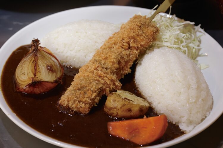 『まぐろカツカレー』（1350円）