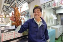 「えび一筋40年です」と、活き伊勢海老(時価)を持ちながら笑う、店長の金井幹治さん