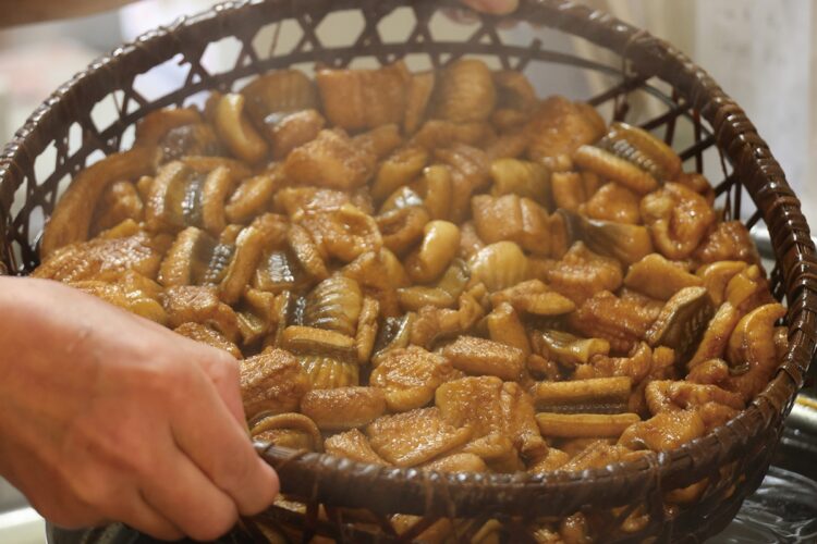 『切り落とし煮穴子』（100g900円）は、ご飯に混ぜても