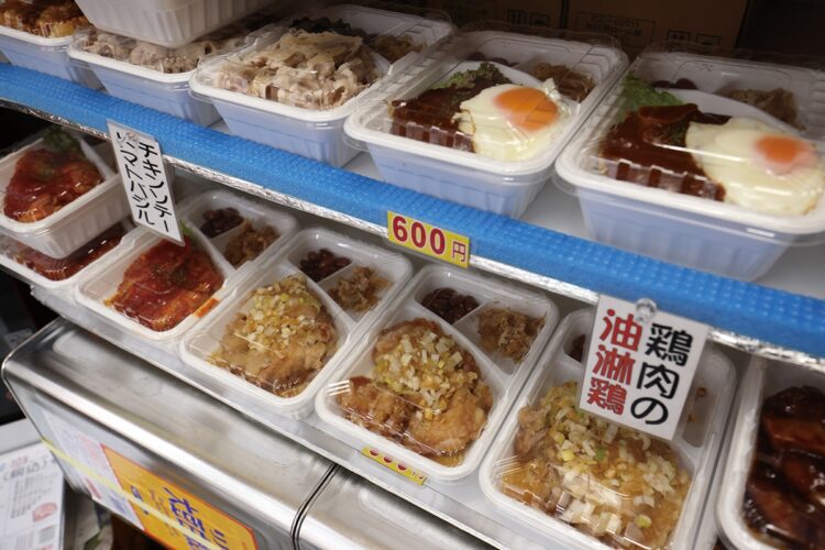 40〜60種の弁当が店先に並ぶ。ご飯には、5種類あるふりかけが自由にかけられる