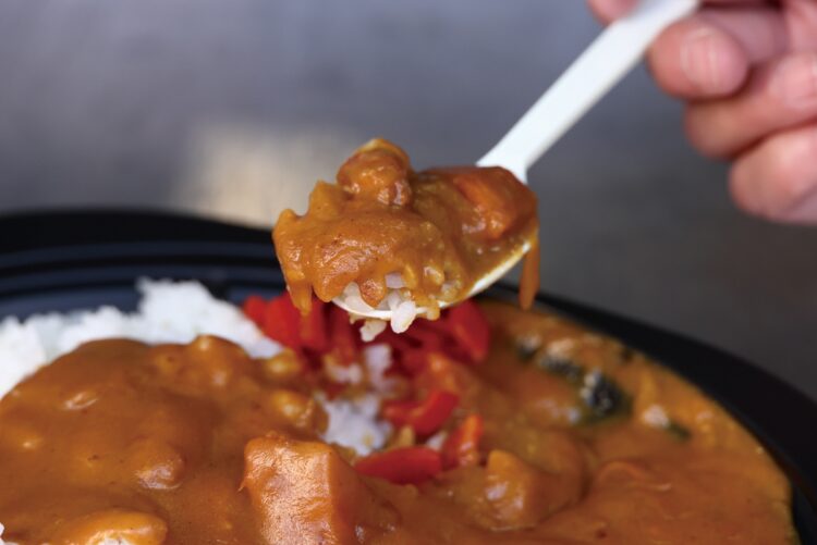 看板メニューの『カレー』（550円）。 作ったあとに一度冷やし、浮いた油を取り除くため、胃がもたれにくい