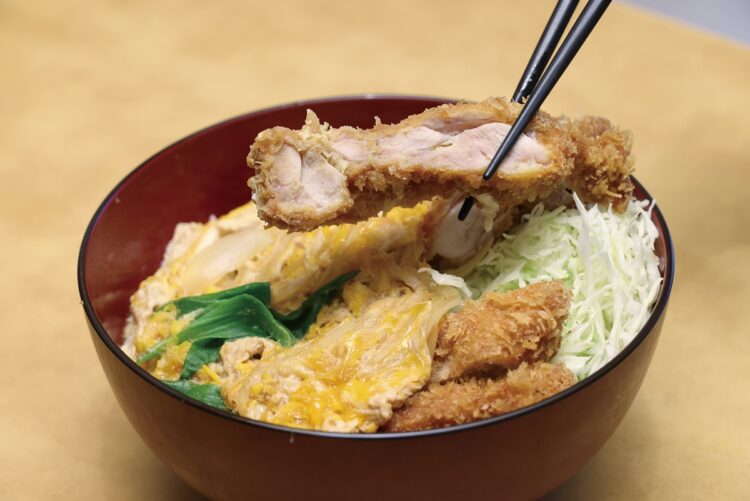 大山鶏のもも肉180gと卵2個を使ったランチ限定『チキンカツ丼』（850円）