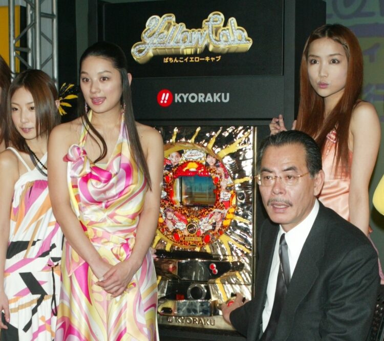 野田義治さんとともにパチンコの発表会に登場した3人（2004年）