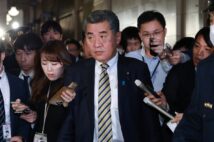 参院財政金融委員会を後にする神田憲次財務副大臣(当時、中央)。11月9日(時事通信フォト)