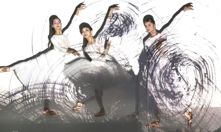 伴田良輔氏が手がけた渦のアート作品を投射した空間でバレリーナが華麗に舞った
