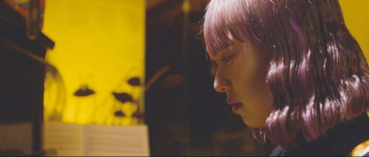 過去と現在の時空をつなぐ少女がピアノに向かう