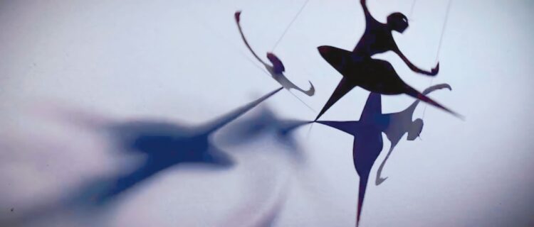 バレリーナの切り絵が縦横無尽に踊る