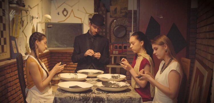 劇中劇の「お茶会」場面。3人のダンサーと「帽子屋」