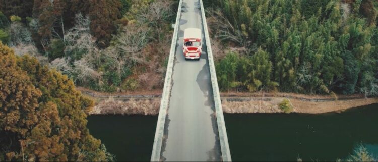 水底のバスが人々の記憶と共に地上まで浮き上がる