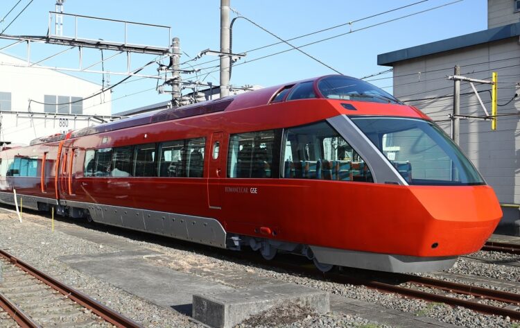 小田急といえば新宿と箱根を結ぶロマンスカーや、首都圏の通勤電車として知られる。写真は2018年3月から走るロマンスカーGSE（70000形）（時事通信フォト）
