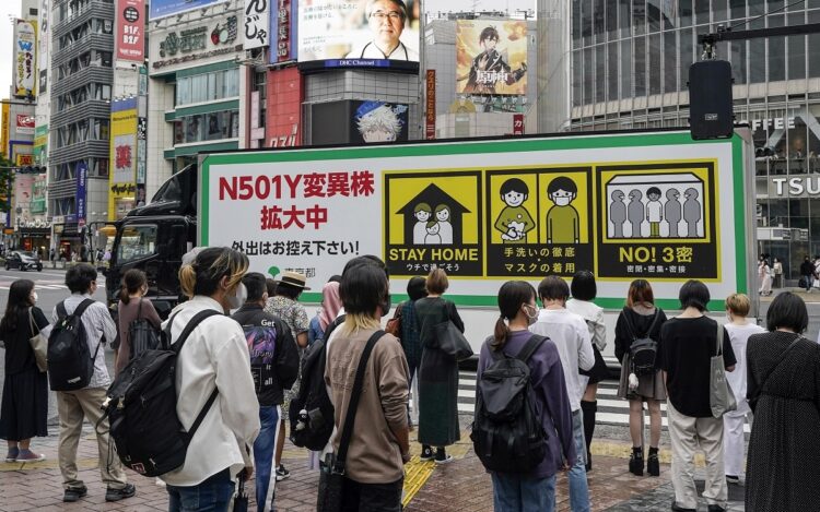 東京都がコロナウイルス対策を呼びかけるアドトラック。最近は、都内の繁華街を走るアドトラックの大半がホストクラブ宣伝で、派手な電飾と大音量を理由に東京都は規制を強化する見込み（時事通信フォト）