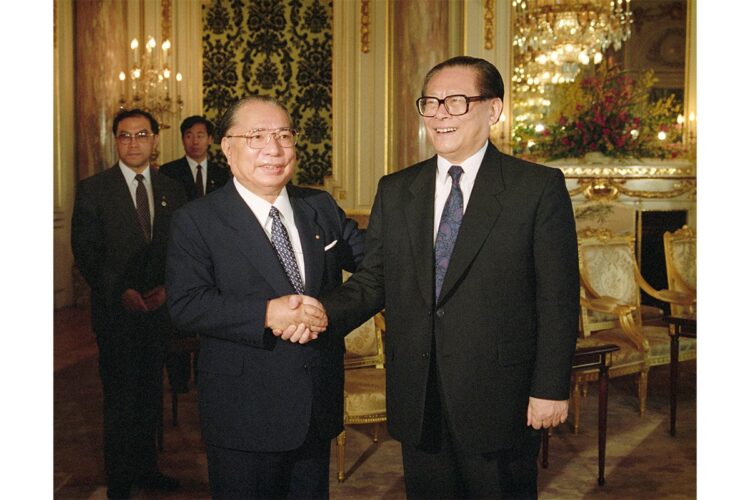 中国共産党の江沢民総書記と赤坂の迎賓館で握手する池田名誉会長（時事通信フォト）