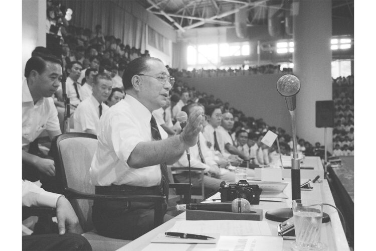 1986年、創価学会で演説する池田名誉会長（時事通信フォト）
