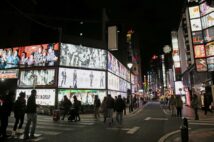 ホストクラブや風俗店、飲食店のネオン看板がひしめく新宿歌舞伎町（イメージ、時事通信フォト）