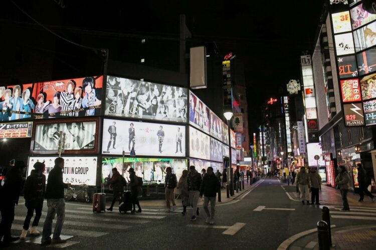 ホストクラブや風俗店、飲食店のネオン看板がひしめく新宿歌舞伎町（写真はイメージ、時事通信フォト）