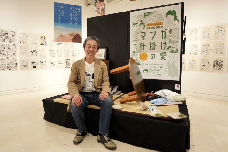 漫画家・業田良家氏。原画展の会場には『自虐の詩』の名場面“ちゃぶ台返し”が再現されている
