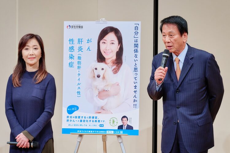 伍代夏子と杉良太郎。新ポスターには愛犬「陸くん」を抱える伍代の姿が