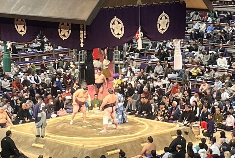 土俵上は熱戦が続く