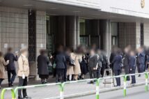 「創価学会葬」に参加するため東京都豊島区の戸田記念講堂を訪れる人々