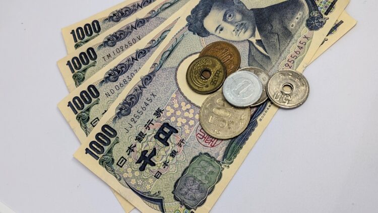 千円を毎日手渡しでは生活保護費を支給決定額の満額にも届いておらず自立を妨げていると批判されている（イメージ）