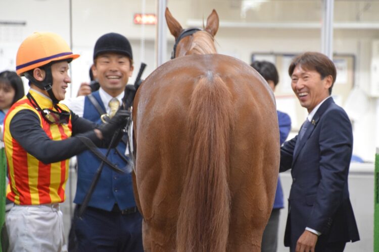 レースを終えた愛馬と騎手を検量室前で迎える蛯名調教師。勝利の喜びは何物にも代えがたい