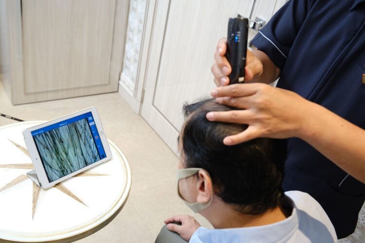 （2）髪と頭皮の「健康チェック」：担当者がマイクロスコープで頭皮を拡大し、客自身も確認しながら頭皮や髪の状態をチェック。カウンセリングでは増やしたい部分や量、分け目の希望なども詳細に聞き取る