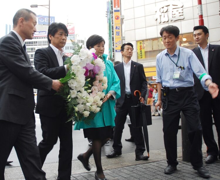 危険ドラッグを吸った男が車を暴走させた事件現場で、献花に向かう田村憲久厚生労働相（左から2人目）、小池百合子衆院議員（同3人目）ら（肩書きは当時）2014年7月5日（時事通信フォト）