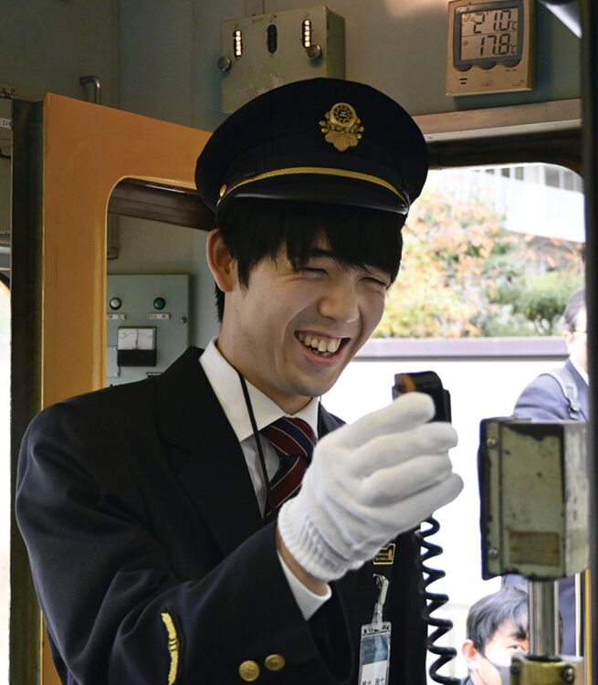 制服を着用し、「車掌はやることがたくさんあって、忙しいんだなと感じました。電車を使った体験はなかなかできないので、すごく貴重な経験ができた」と喜んだ（共同通信社）