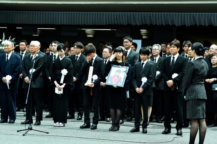 悲しみに包まれた西城さんの葬儀