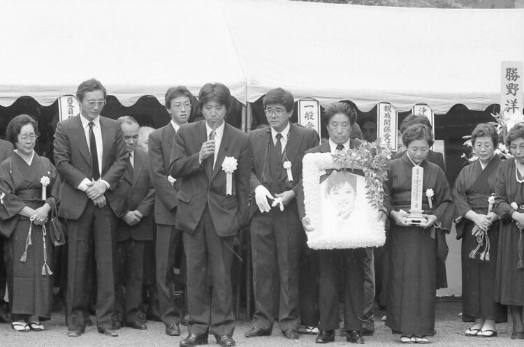 1985年9月、当時の妻・夏目雅子さんが27才で逝去し、出棺の際に挨拶をする伊集院静さん（写真中央）