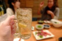 歌う目的以外でカラオケ店に行く人たちの使い方 仕事、スポーツ観戦、ママ会と、もはや万能スペースで「ファミレスより重宝」の声も