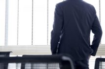 “花のバブル入社組”金融マンが直面する厳しい現実 ポストを失って実務能力もなく、後輩から「粗大ゴミ」呼ばわりも