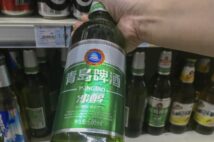 【中国・青島ビール「放尿事件」のその後】調査報告書は「製品への混入はない」と結論、企業側も対策発表し業績への影響は軽微