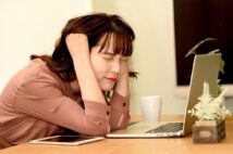 消費者を意図しない方向へ誘導するウェブサイトの“ダークパターン” 注意すべき実例「商品がこっそりカートに」「誤タップを誘う画像」など
