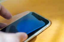 スマホの“液晶保護フィルムの沼”にはまる人たち 「気泡が入って買い直しの繰り返し」「アンチグレアにこだわって散財」