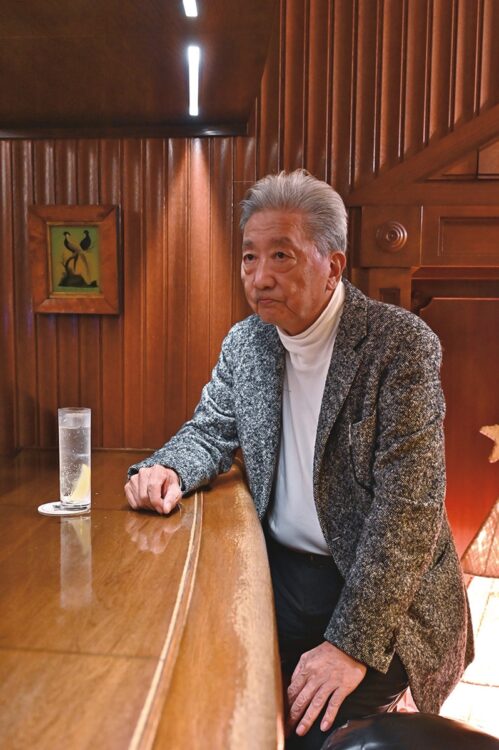 30年近く東京の定宿とする「山の上ホテル」（御茶ノ水）のバーでは、ジンのソーダ割りでレモンを少し強めにするのが定番だった