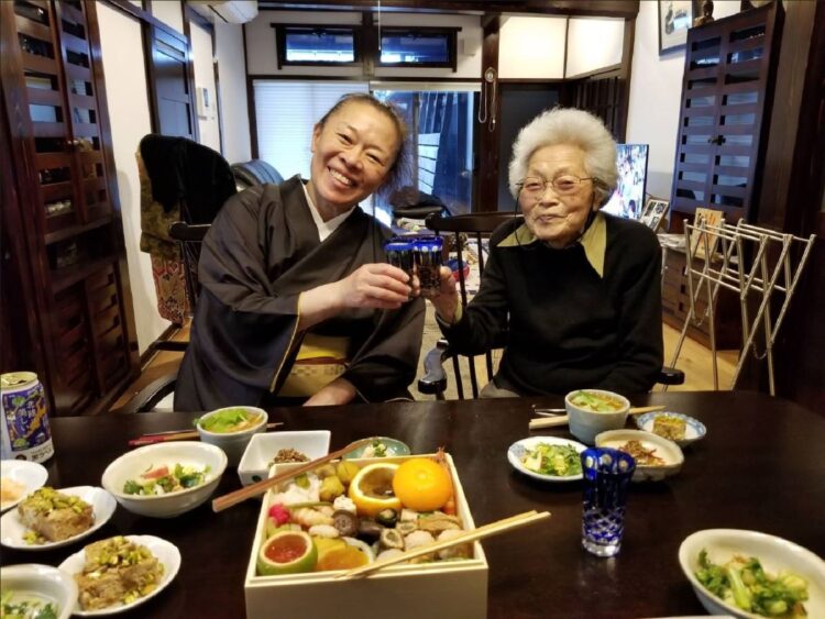 年末年始を母親と過ごす柴田さん（本人提供）