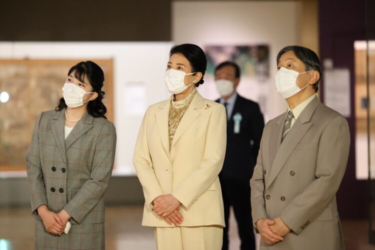 ご一家で会話をされながら展示を鑑賞された（11月、東京・台東区。写真／JMPA）