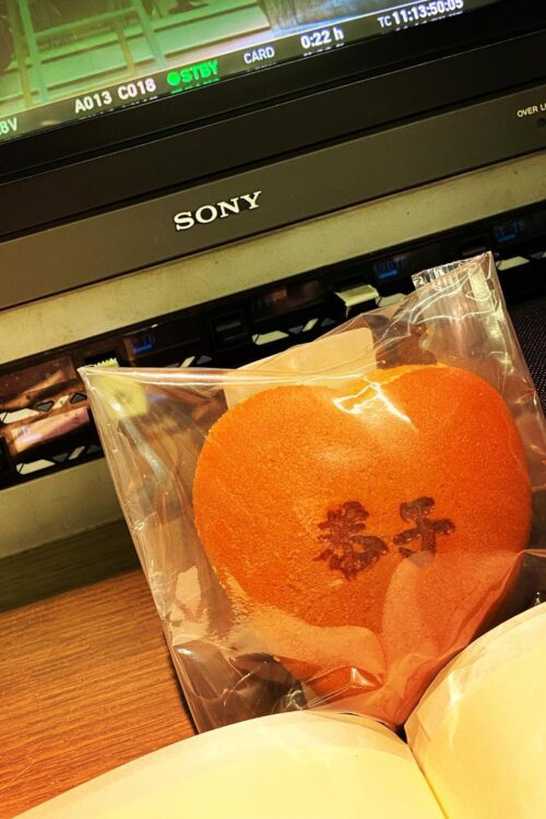“恭子”と書かれたハート型の焼き菓子の写真も（A氏のSNSより）