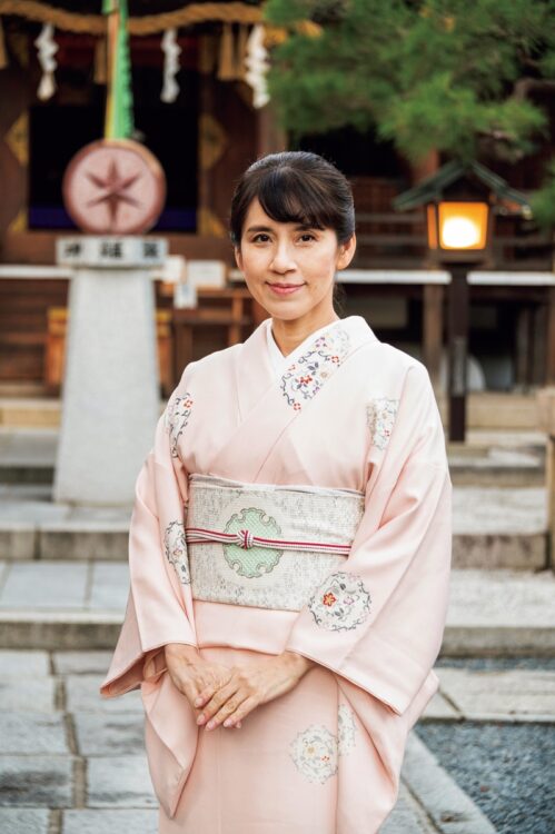 服部和子きもの学院・院長・服部有樹子さん／京都出身。鏡さんの妹。テレビや雑誌で着つけの仕事を数多く担当し、コーディネーターとしても活躍中。今回は出演とともに鏡さんの着付けも担当している