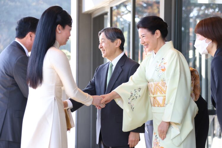 お見送りの際に約7分間立ち話をされ、周囲を驚かせた（11月、東京・千代田区。写真／JMPA）