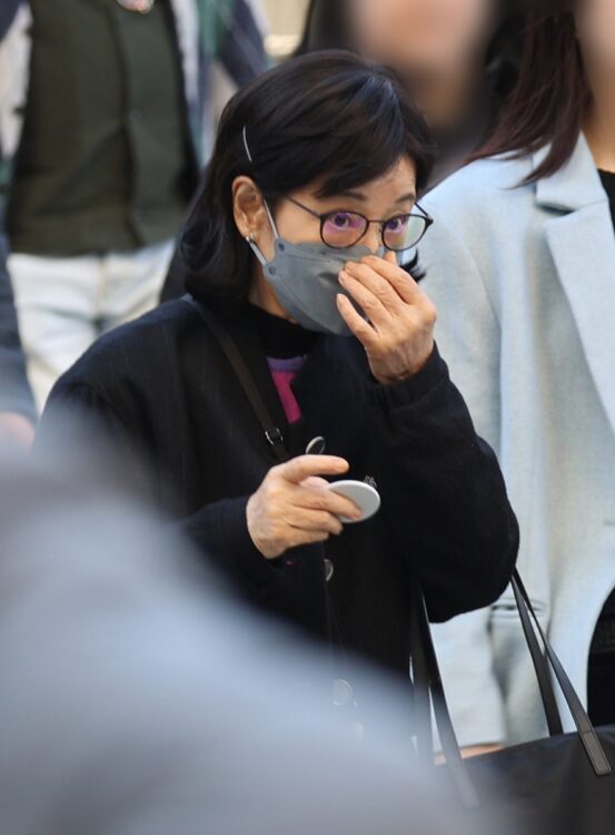 人込みに溶け込むような吉永