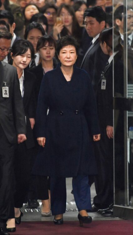 ソウル中央地裁に出頭した朴槿恵元大統領（2017年3月30日、写真／AFP＝時事）