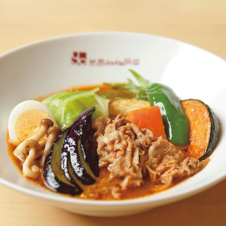 札幌スープカレーを代表する恵比寿の名店「ザ イエローカンパニー トウキョウ」。北海道産を中心に15品目の野菜と30種類以上のスパイスを使用