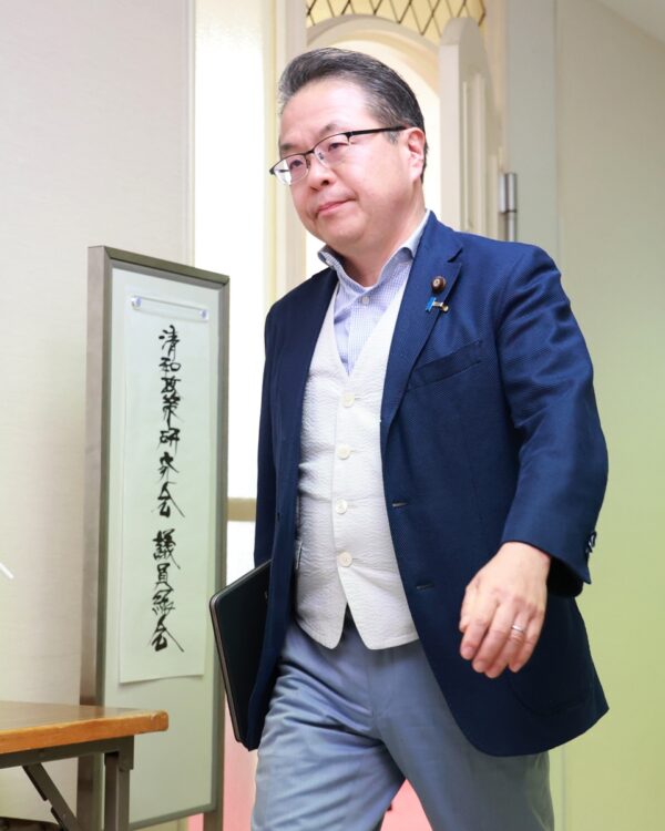 世耕弘成・参院幹事長（時事通信フォト）