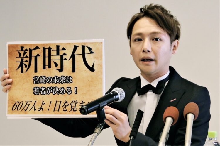 宮崎県知事選への出馬表明会見をする「スーパークレイジー君」（時事通信フォト）